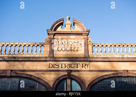 Die Außenseite des Harry Wharton Ford's Barons Court U-Bahnstation, gliddon Road, London, UK. Stockfoto