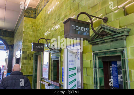 Ticket Halle in Barons Court U-Bahnstation, gliddon Road, London, W14, Großbritannien Stockfoto