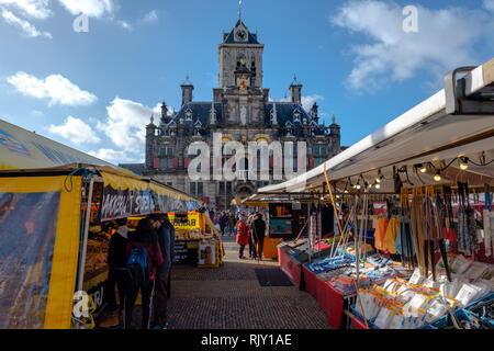 Leute auf dem Markt am Marktplatz im Zentrum von Delft, Niederlande Stockfoto