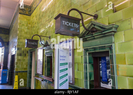 Ticket Halle in Barons Court U-Bahnstation, gliddon Road, London, W14, Großbritannien Stockfoto