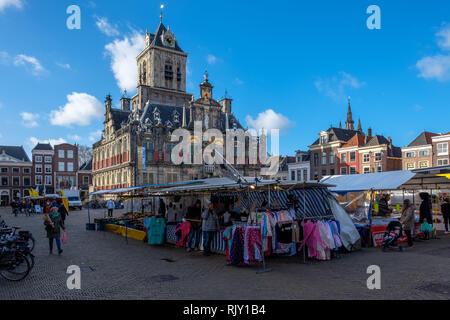 Leute auf dem Markt am Marktplatz im Zentrum von Delft, Niederlande Stockfoto