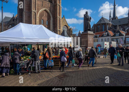 Leute auf dem Markt am Marktplatz im Zentrum von Delft, Niederlande Stockfoto