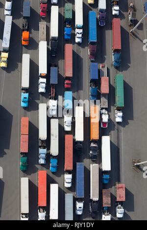 Luftaufnahme des Semi-LKW an einem Port Stockfoto