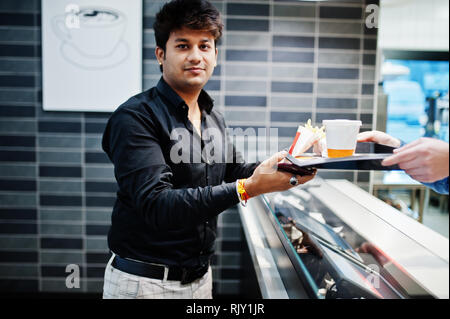 Kellner Kasse erteilt Auftrag für Essen Fach zu stilvollen Inder. Stockfoto