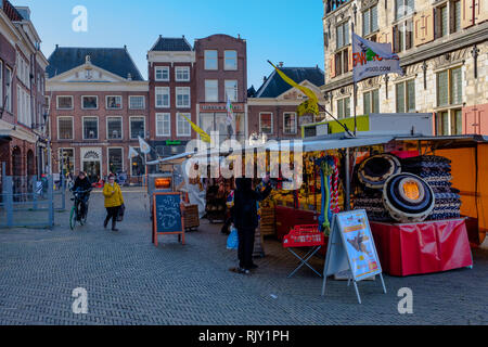 Leute auf dem Markt am Marktplatz im Zentrum von Delft, Niederlande Stockfoto