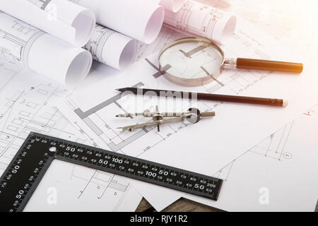 Arbeitsplatz des Architekten - Bau Zeichnungen und Werkzeuge Stockfoto