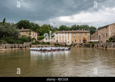 Das Dorf Bagno Vignoni und der Pool von Thermalwasser Stockfoto