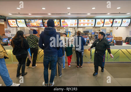 Hongkong - Januar 27, 2016: die Menschen Schlange an einem McDonalds's in Hongkong. McDonald's ist eine US-amerikanische Hamburger und Fast Food Restaurant kette. Stockfoto