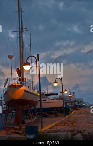 Segelboote gespeichert an der Marina in Latchi, Cypress Stockfoto