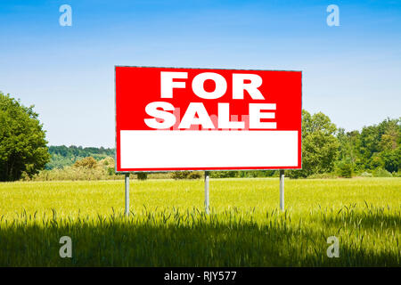 Werbung mit Reklametafeln in einer ländlichen Szene mit FÜR DEN VERKAUF auf es geschrieben - Bild mit Kopie Raum eingetaucht Stockfoto