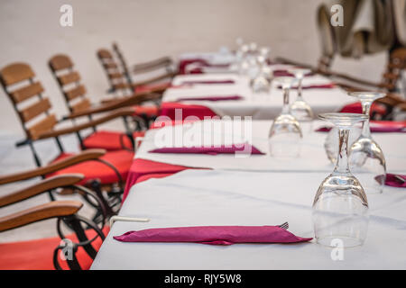 Wein Gläser und das Besteck auf dem Tisch vor dem Start des Dienstes im restaurant Stockfoto