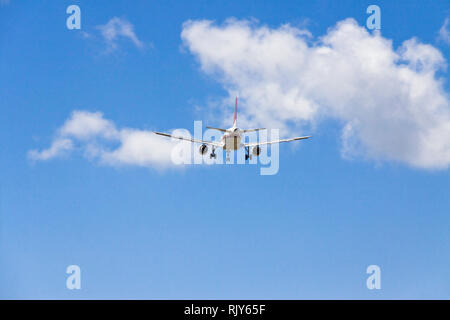 Flugzeug Landung auf dem internationalen Flughafen von Pisa "Galileo Galilei" - Toskana - Italien Stockfoto