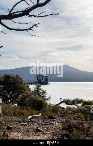 Blick über Lake St. Clair in Tasmanien auf das Pumpenhaus, zwischen 1934 und 1940 gebaut, um Wasser aus dem See für einen Hydro System zu pumpen, und Ope Stockfoto