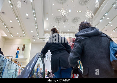 NEW YORK - 19. MÄRZ 2016: Innerhalb von Forever 21 in New York. Für immer 21 ist eine amerikanische Kette der schnelle Mode Einzelhändler mit Sitz in Los Ein Stockfoto