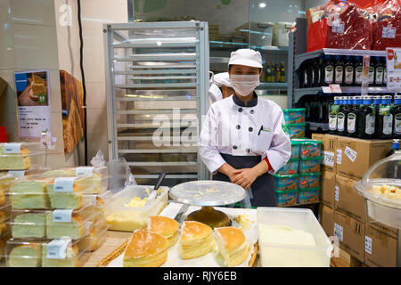 SHENZHEN, China - 05. FEBRUAR 2016: Mitarbeiter der Blt Markt in ShenZhen. Blt ein Akronym für "besseres Leben zusammen." Stockfoto