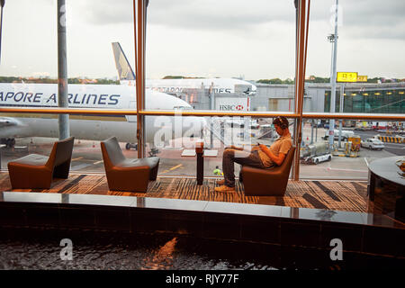 Singapur - November 03, 2015: das Innere des Changi Airport. Singapur Changi Airport ist die wichtigste zivile Flughafen von Singapur, und einer der Lar Stockfoto