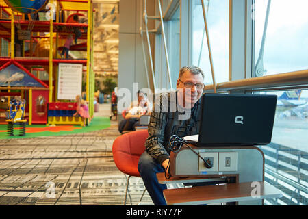 Singapur - November 03, 2015: das Innere des Changi Airport. Singapur Changi Airport ist die wichtigste zivile Flughafen von Singapur, und einer der Lar Stockfoto