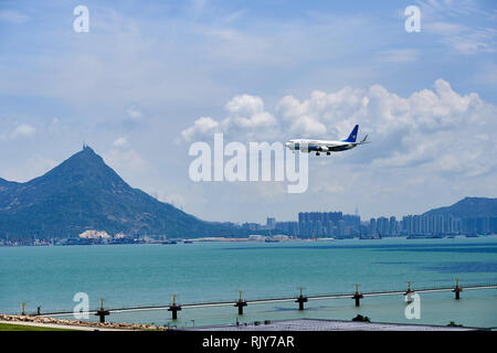 Hongkong - Juni 04, 2015: XiamenAir Flugzeug Landung am Flughafen Hong Kong. XiamenAir (ehemals Xiamen Airlines) ist die erste private Fluggesellschaft Stockfoto