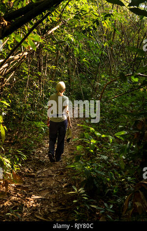 Kambodscha, Koh Kong Provinz, Tatai, Rainbow Lodge Resort, Senior weibliche Besucher auf waldlehrpfad Pfad Stockfoto