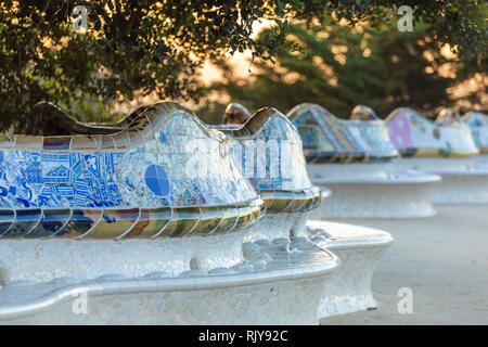 Die Bank im Park Güell von Antoni Gaudi, Barcelona, Spanien. Stockfoto