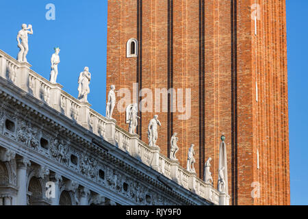 Nahaufnahme der Skulpturen auf dem Dach der Biblioteca Marciana an der Piazza San Marco in Venedig, Italien Stockfoto