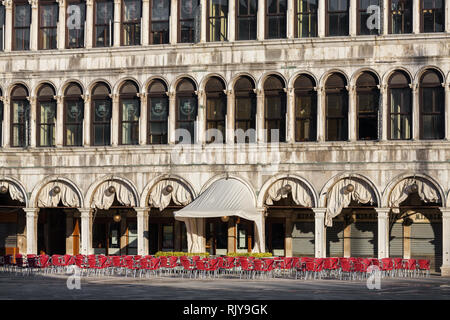 Venedig, Italien, 21. März 2018: Outdoor Cafe auf der Piazza San Marco im Sunrise in Venedig, Italien Stockfoto