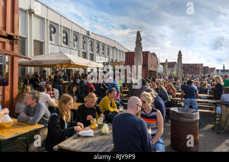 Massen von Einheimischen und Touristen genießen Sie die warmen und schönen Wetter am Papiroen nahe der Oper, berühmten Ort für Street Food in Kopenhagen. Stockfoto