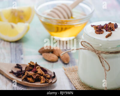 Hautpflege natürliche Produkte Zutaten: Honig, Zitrone, Mandeln Öl, weißer Joghurt, getrocknete Blumen Stockfoto