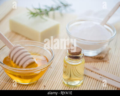 Hautpflege natürliche Produkte Zutaten für Akne Behandlung: Honig, Soda sichern, Mandeln Öl Stockfoto