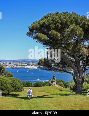 Mount Edgcumbe Park, Wandern am Deer Park in der Nähe der Torheit mit Plymouth Sound in der Ferne Stockfoto