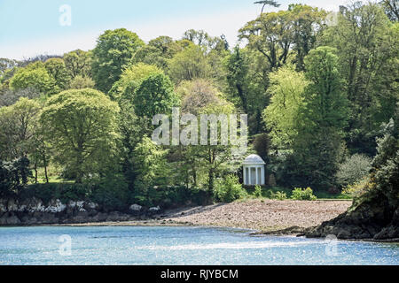 Mount Edgcumbe Park, South East Cornwall mit Strand und Milton's Tempel Architektur Stockfoto