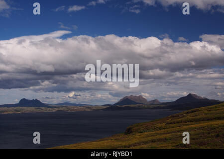 Ein Blick von der Halbinsel über Coigach Enard Bay Inverpolly Wald, Schottland an einem sonnigen Sommer mit Bergen, Meer und skyscape Stockfoto