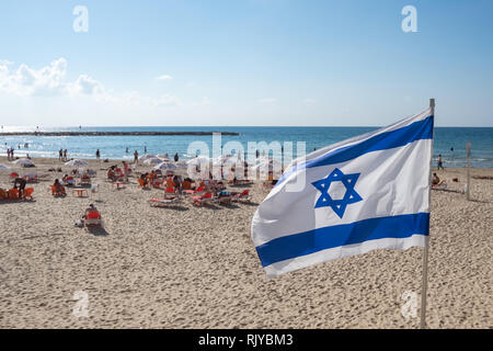 Israel State Flag auf einem Strand in Tel Aviv mit unscharfen Hintergrund Stockfoto