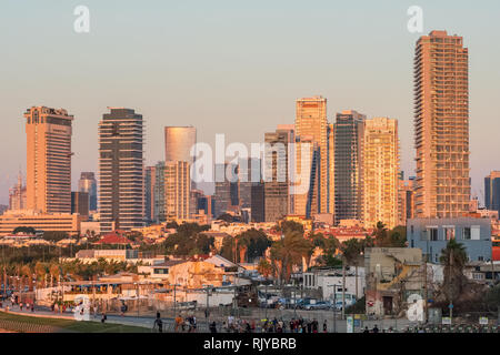 Tel Aviv, Israel - 12. November 2018: Kleine Häuser und moderne Wolkenkratzer bei Sonnenuntergang in Tel Aviv, Israel Stockfoto