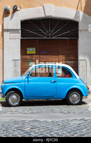 Eine ikonische Vintage blue Fiat 500 in Rom, Italien. Stockfoto