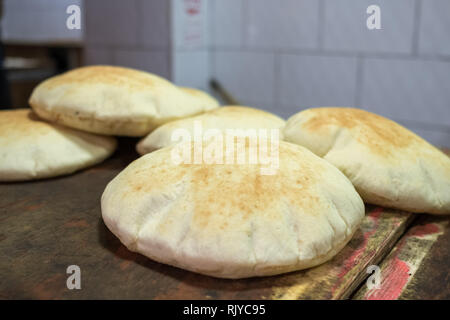 Frisch gebackene israelischen Fladenbrot pita close-up Stockfoto