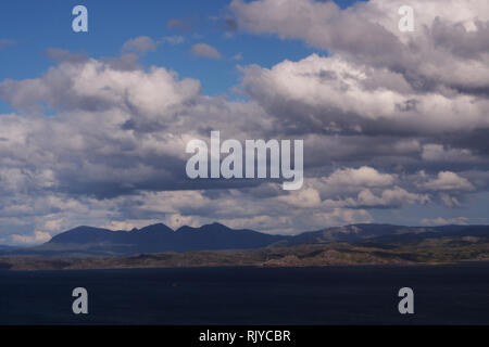 Ein Blick von der Halbinsel über Coigach Enard Bay Inverpolly Wald, Schottland an einem sonnigen Sommer mit Bergen, Meer und skyscape Stockfoto