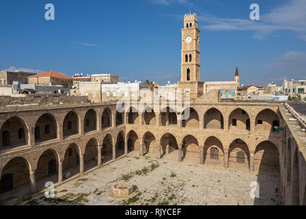 Khan al-umdan Karawanserei mit osmanischen Uhrturm in Akko, Israel Stockfoto