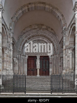 Autun, Kathedrale St-Lazare, mit Westvorhalle Weltgerichtsportal um 1135 von Meister Gislebertus Stockfoto