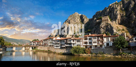 Amasya osmanische Villen an den Ufern des Flusses Yeşilırmak, unterhalb der pontischen Königlichen Felsengräber und Mountain Top alte Zitadelle bei Sonnenaufgang, Turke Stockfoto