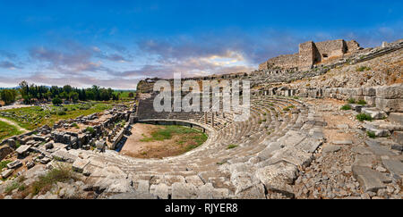 Griechische Theater umgebaut in 225-200 BC&wieder in 175 BC, 68 AD und 299 AD zu einer Breite von 139,8 Meter mit Platz für 18.500 Menschen. Milet archäologischen Sitzen Stockfoto