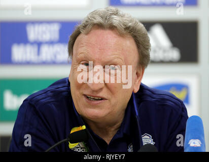 Cardiff City Manager Neil Warnock spricht während einer Pressekonferenz in der Cardiff City Stadium. Stockfoto