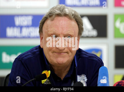 Cardiff City Manager Neil Warnock spricht während einer Pressekonferenz in der Cardiff City Stadium. Stockfoto