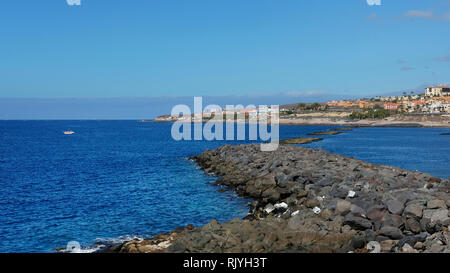 Playa de las Americas an der Costa Adeje auf Teneriffa, beliebt bei europäischen Touristen im Winter oder einem kalten Jahreszeit für sonniges Wetter Stockfoto