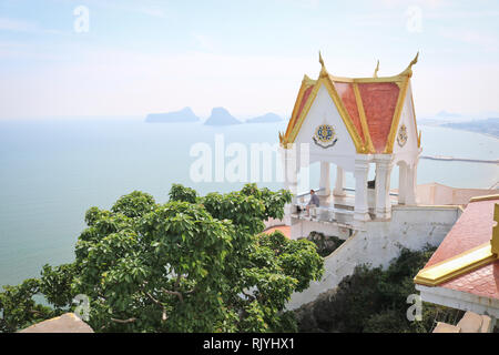 Der Blick von der Aussichtsplattform des buddhistischen Klosters, die Aussichtsplattform auf die Stadt Prachuap Khiri Khan in Thailand am Nachmittag. B Stockfoto