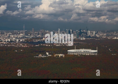 Waldgebiet, das Stadion und die Stadt, Luftbild. Frankfurt am Main, Deutschland Stockfoto