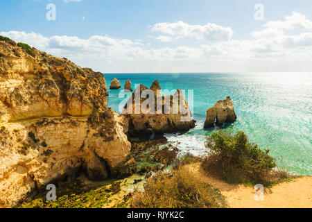 Hohe Blick auf die zerklüftete Küste, Alvor, Algarve, Portugal, Europa Stockfoto