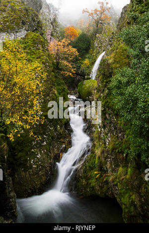 Wasserfall Poço do Inferno, im Naturpark Serra da Estrela, Portugal. Stockfoto
