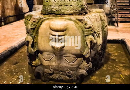 Die Spalte mit invertierten Medusenhaupt Basis in Basilika-Zisterne. Istanbul. Turkei Stockfoto