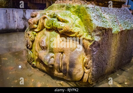 Die Spalte mit invertierten Medusenhaupt Basis in Basilika-Zisterne. Istanbul. Turkei Stockfoto